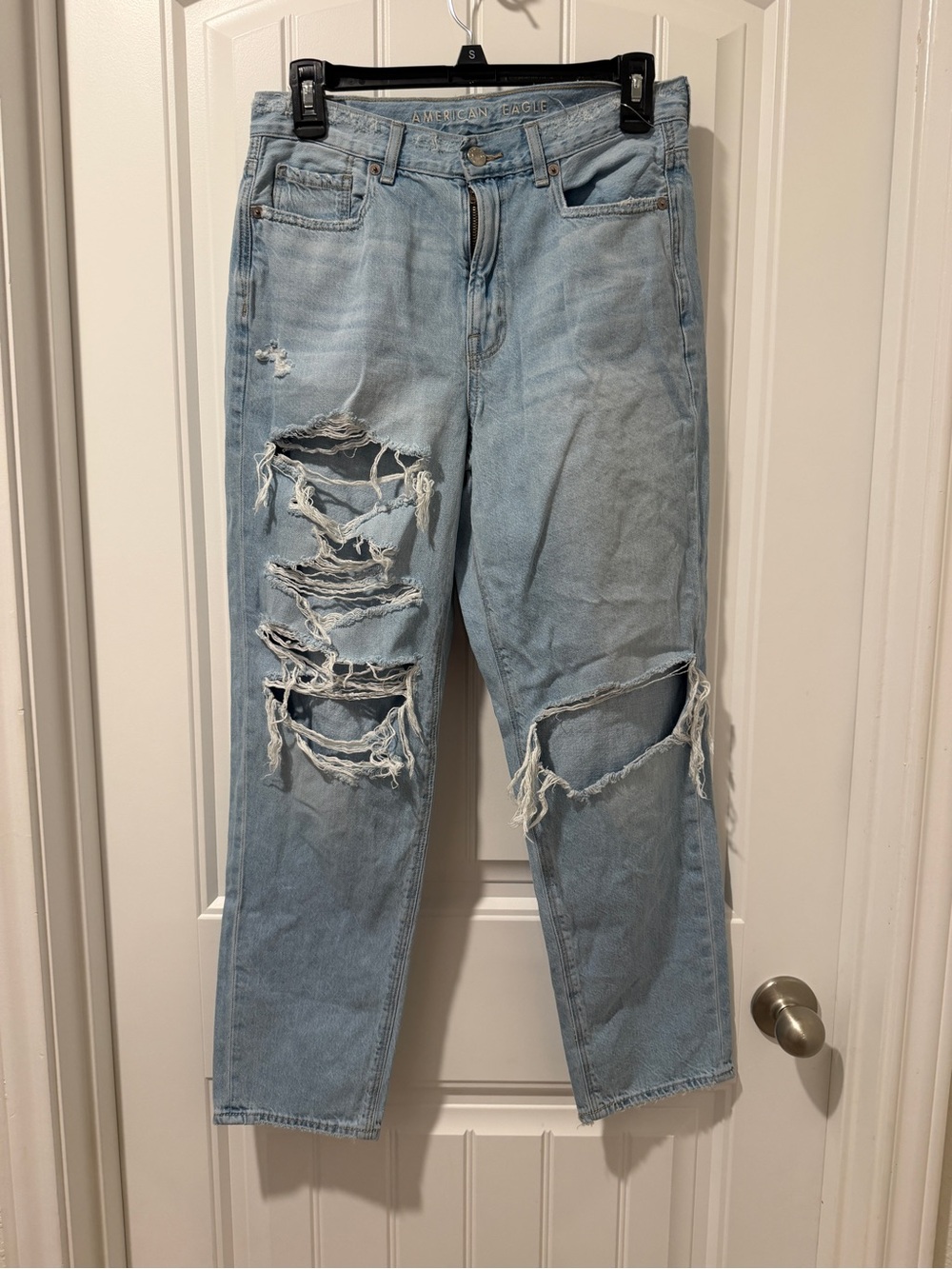 American Eagle Mom Straight Jeans Size 6 Light Wash Distressed